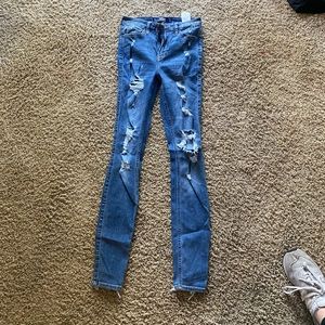 Hollister high rise skinny jeans. Never worn and in great condition.
